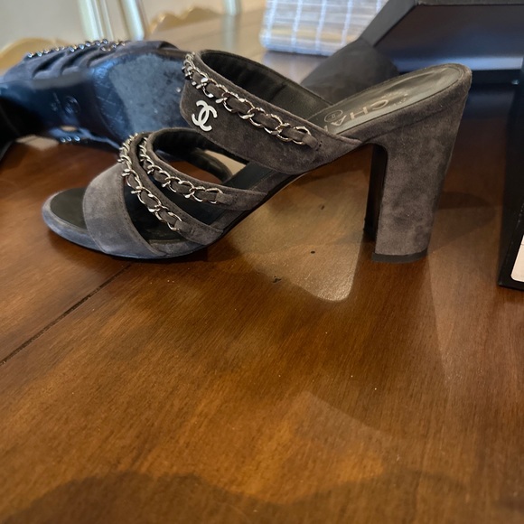 Chanel- Authentic . Comes with original packaging. Size:38 - Picture 9 of 9